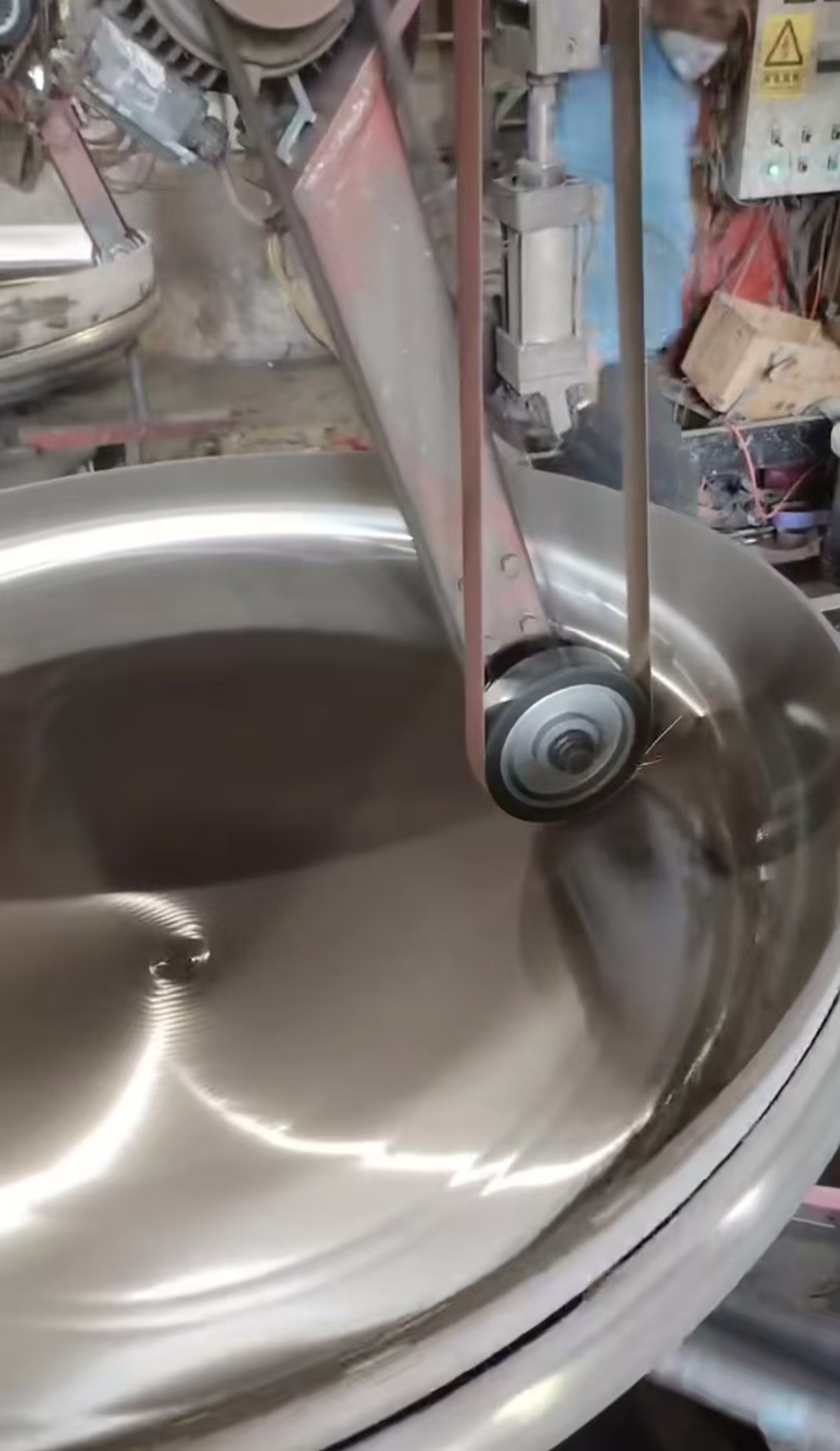 Outer circle polishing of stainless steel vessel using sanding belt Outer circle polishing of stainless steel vessel using sanding belt