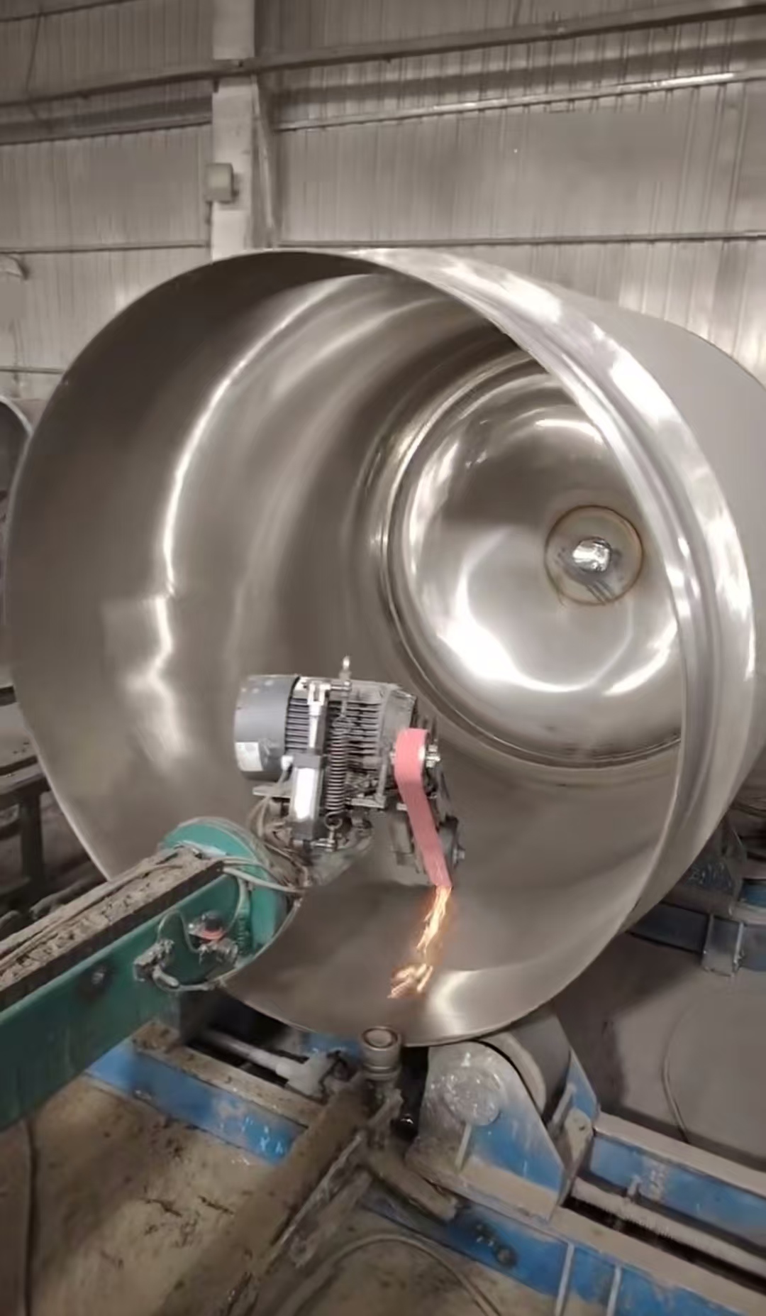 Outer circle polishing of stainless steel vessel using sanding belt Outer circle polishing of stainless steel vessel using sanding belt